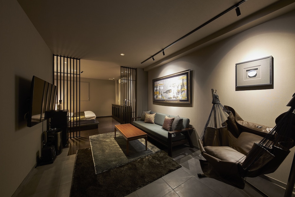スイートダブル (Sofa and Bed) | SAKE Kura Hotel 川崎宿
