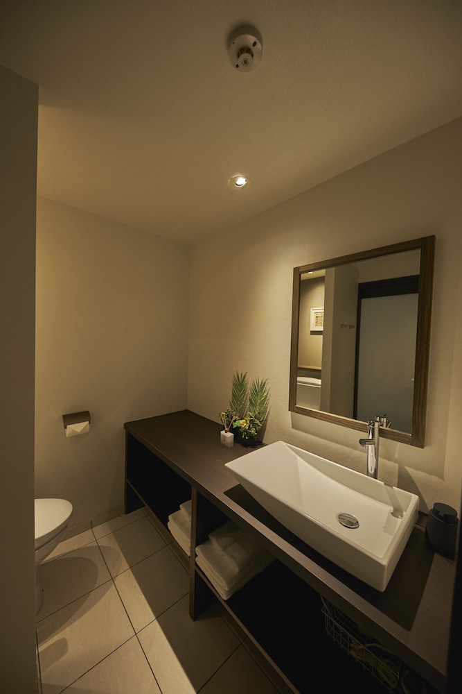 デラックスダブル (Sofa and Bed or Low Bed) 客室3 | SAKE Kura Hotel 川崎宿