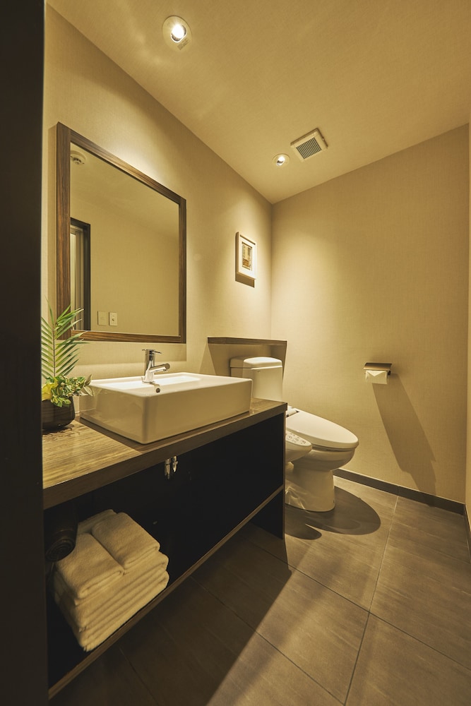 エコノミーダブル (Low Bed) 客室2 | SAKE Kura Hotel 川崎宿