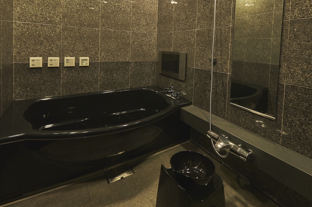 スタンダードダブル(Sofa and Bed or Low bed) バスルーム1 | SAKE Kura Hotel 川崎宿