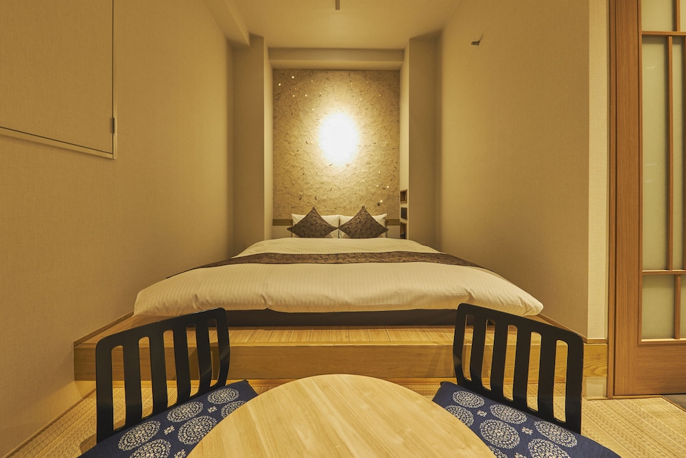 エコノミーダブル (Low Bed) 客室1 | SAKE Kura Hotel 川崎宿