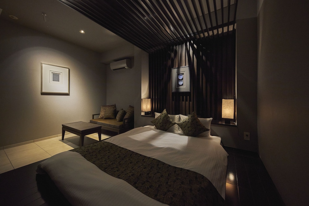 スタンダードダブル(Sofa and Bed or Low bed) | SAKE Kura Hotel 川崎宿