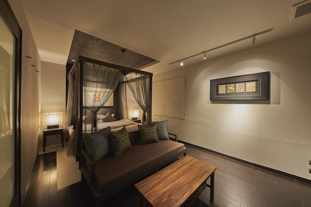 デラックスダブル (Sofa and Bed or Low Bed) | SAKE Kura Hotel 川崎宿