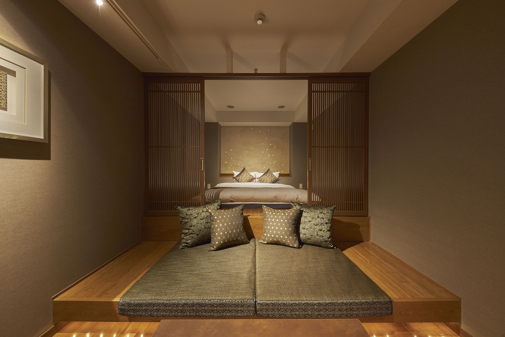 デラックスダブル (Sofa and Bed or Low Bed) 客室1 | SAKE Kura Hotel 川崎宿