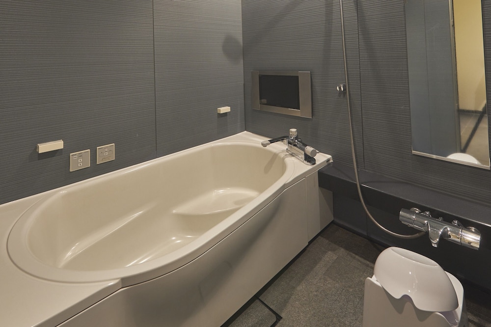 クラシック ツインルーム バスルーム1 | SAKE Kura Hotel 川崎宿