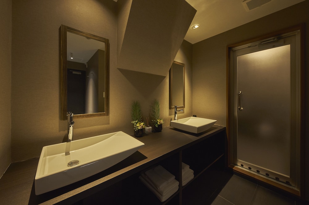 デラックスダブル (Sofa and Bed or Low Bed) 客室3 | SAKE Kura Hotel 川崎宿