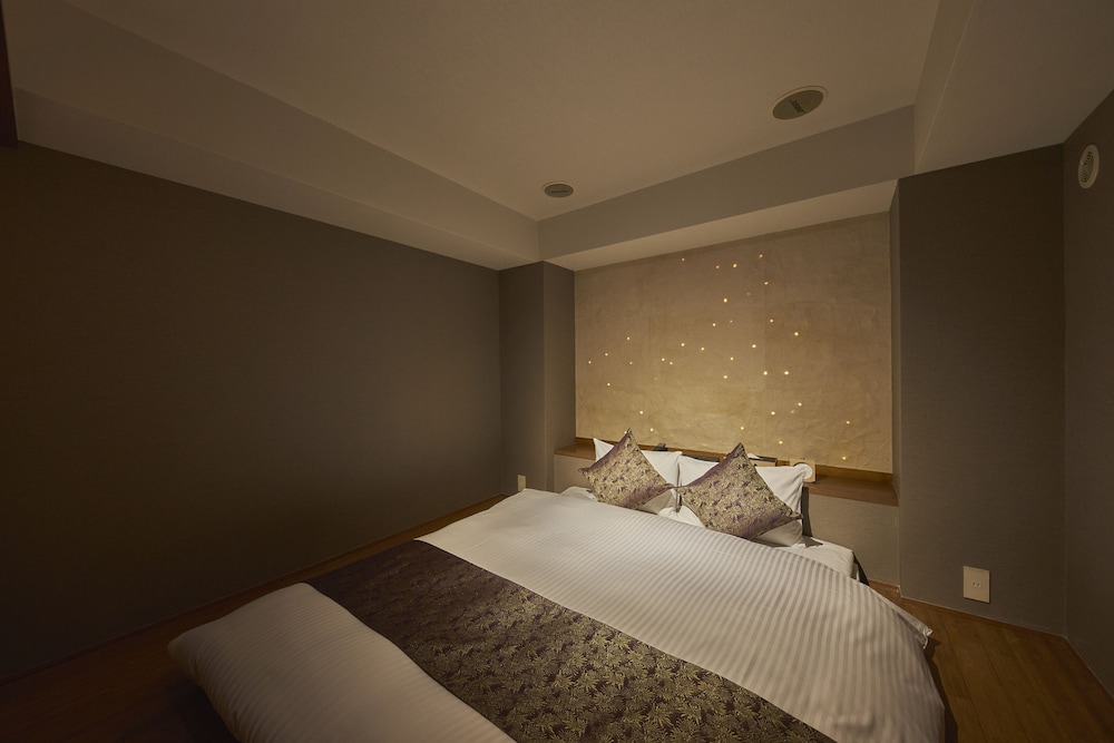 デラックスダブル (Sofa and Bed or Low Bed) 客室2 | SAKE Kura Hotel 川崎宿