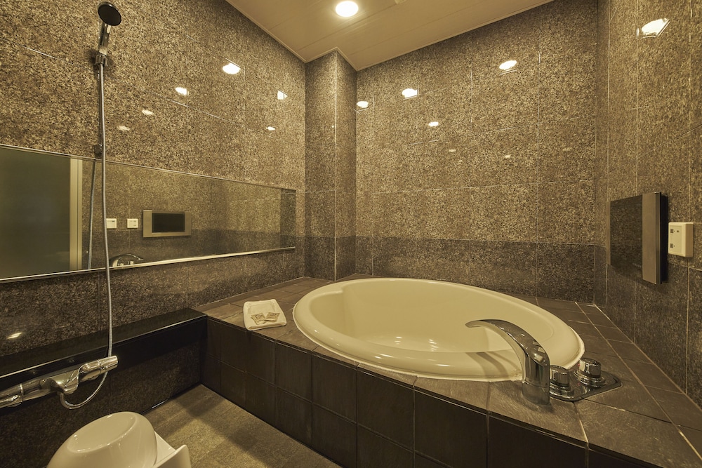デラックスダブル (Sofa and Bed or Low Bed) バスルーム0 | SAKE Kura Hotel 川崎宿