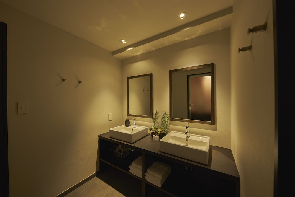スイートダブル (Sofa and Bed) 客室5 | SAKE Kura Hotel 川崎宿