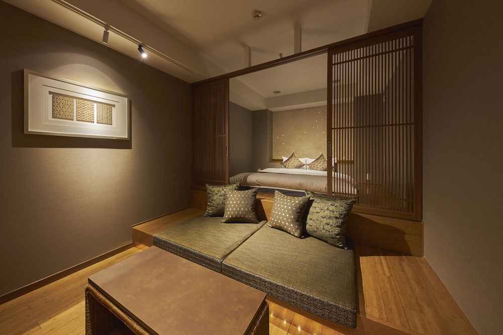デラックスダブル (Sofa and Bed or Low Bed) | SAKE Kura Hotel 川崎宿
