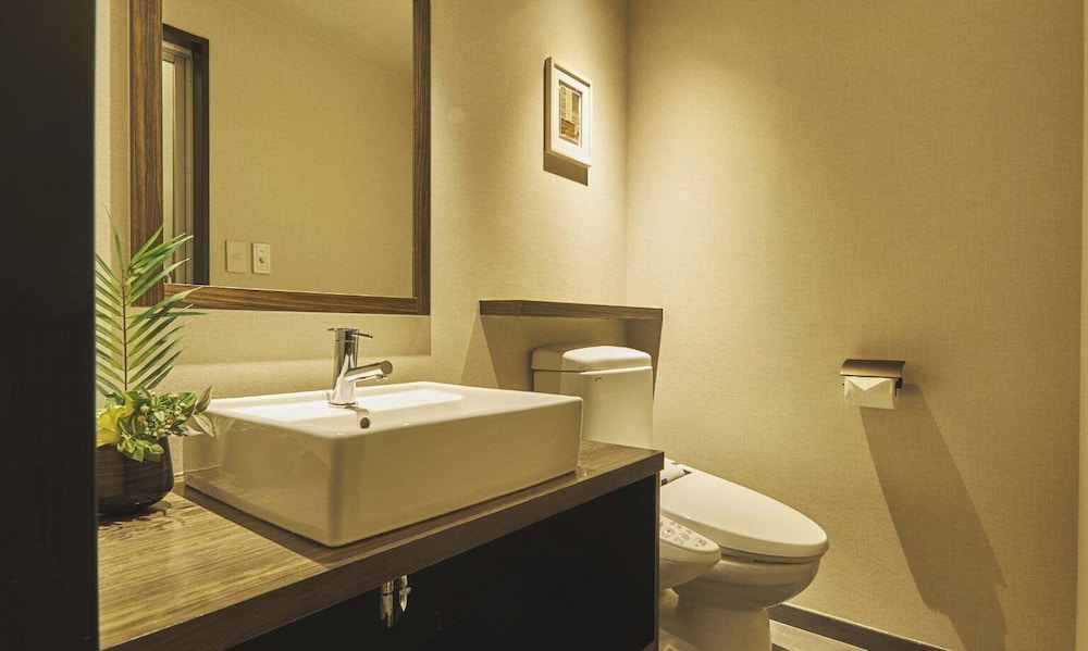 スタンダードダブル(Sofa and Bed or Low bed) バスルーム0 | SAKE Kura Hotel 川崎宿