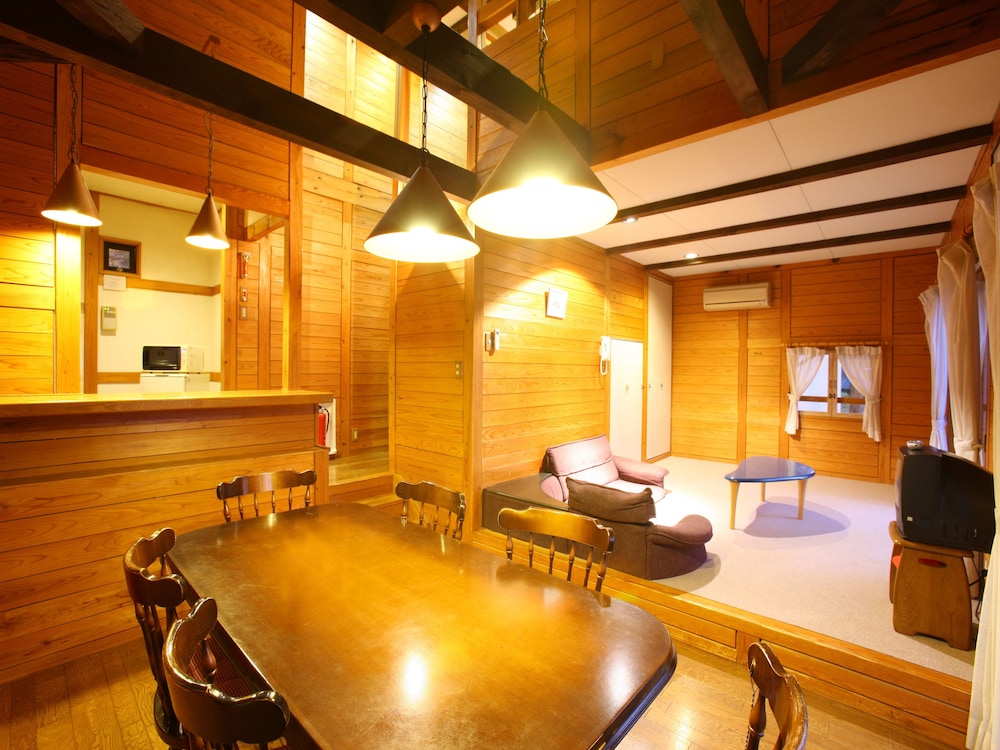 マウンテンコテージ 禁煙 客室内のダイニングエリア0 | 松江市宍道ふるさと森林公園