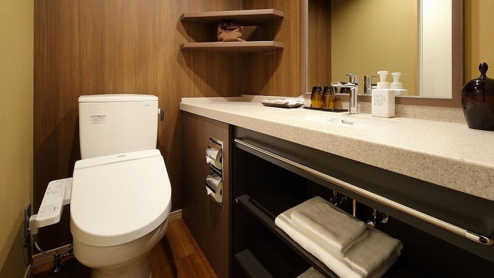 カジュアルルームA【ソファスペース/ツイン/22平米】禁煙 バスルーム1 | 函館・湯の川温泉 ホテル万惣 (オリックスホテルズ&リゾーツ)