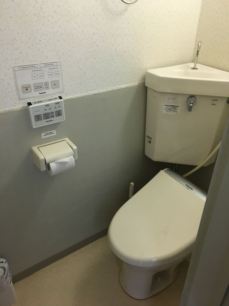 スタンダード トリプルルーム バスルーム1 | ビジネスホテル新大久保石亭