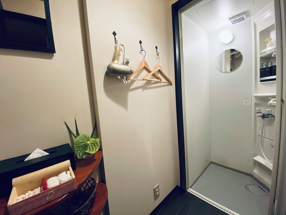 洋室 (バス・トイレ共用) チェックイン17時ー21時限定価格 共用バスルーム1 | Guest House Oumi 近江