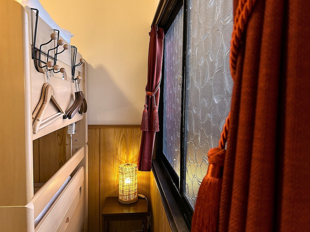 洋室 (バス・トイレ共用) チェックイン17時ー21時限定価格 客室の設備とサービス0 | Guest House Oumi 近江