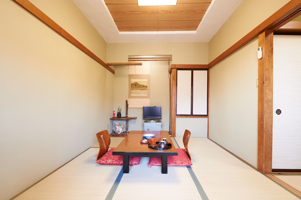 和室 6畳 (専用トイレ·共用バスルーム·布団) 禁煙 客室内のダイニングエリア0 | 温泉ホテル強羅館