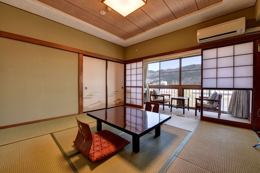 和室 8畳 (専用トイレ·共用バスルーム·布団) 禁煙 客室2 | 温泉ホテル強羅館