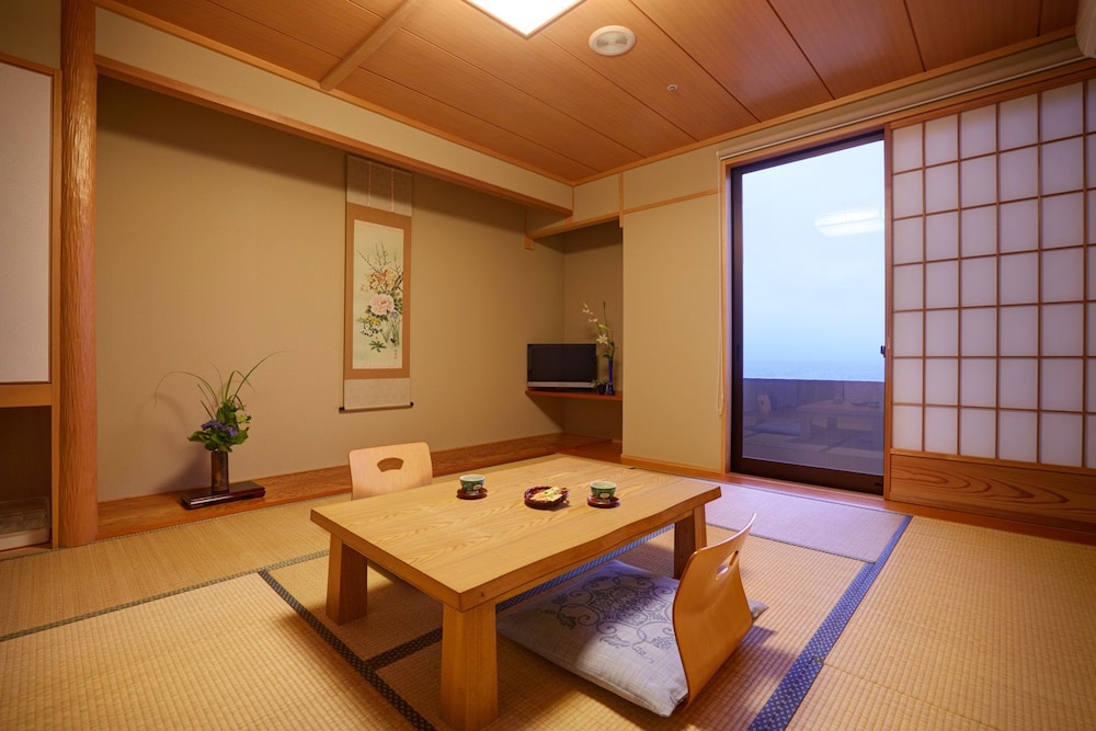 日本海を望み, ベランダのある潮風と波音の [展望和室] 禁煙 客室1 | リゾートホテル美萩