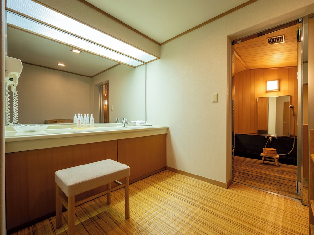 [禁煙] [特別和洋室] ひのき風呂付き(約85平米) バスルーム1 | ホテル鹿角