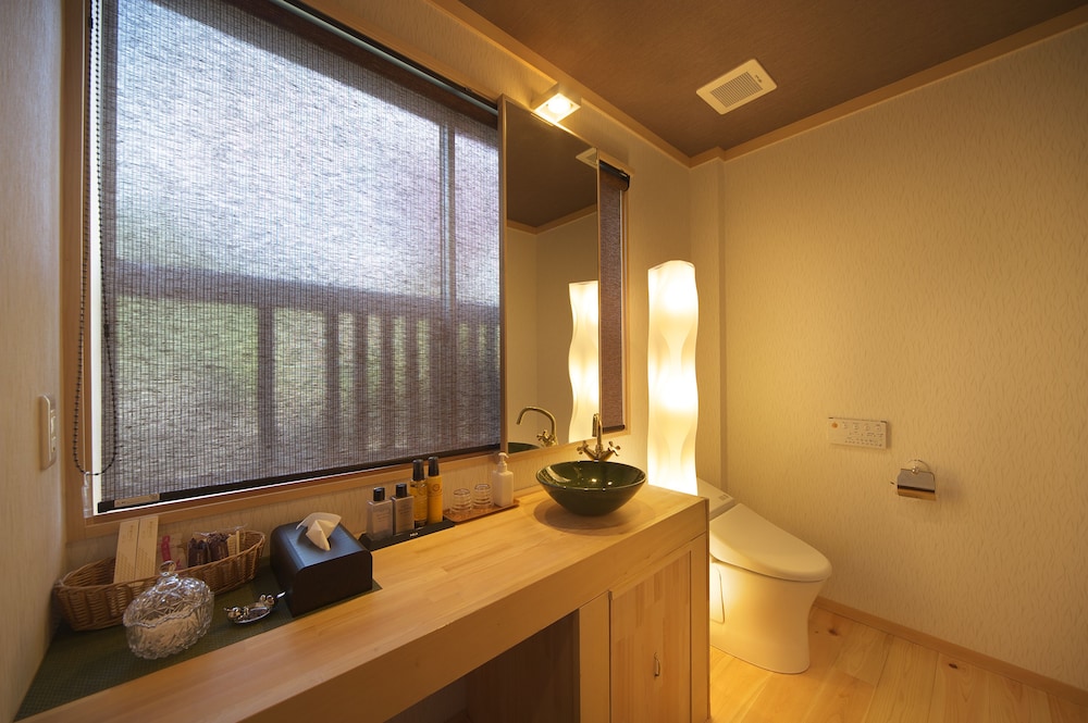 露天風呂付客室 笛吹 バスルーム1 | 銘庭の宿 ホテル甲子園