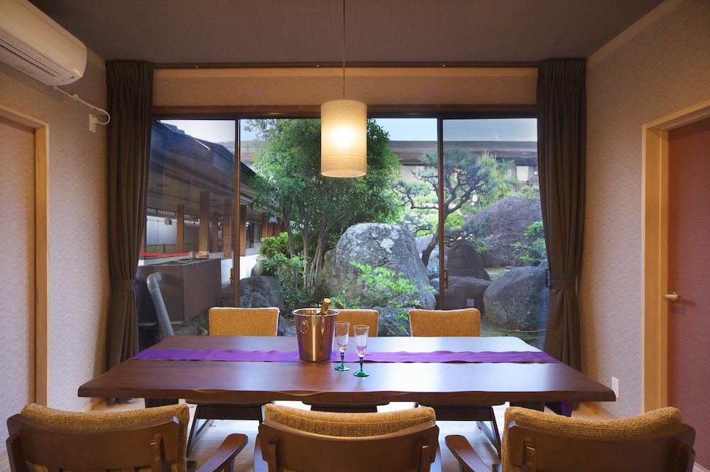 露天風呂付客室 笛吹 客室内のダイニングエリア1 | 銘庭の宿 ホテル甲子園