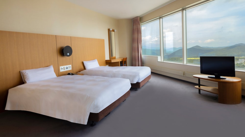 スイート シングルベッド 2 台 コーナー (Tower, High Floor) 客室1 | ANAクラウンプラザリゾート安比高原 by IHG