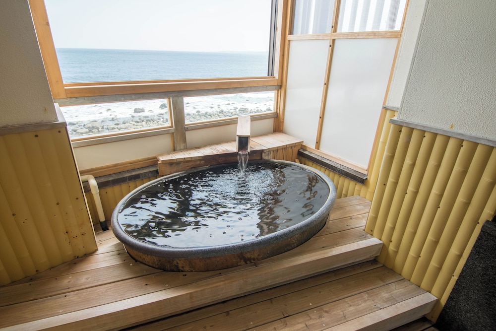 デラックス 4 人部屋 バスルーム0 | 稲取東海ホテル湯苑