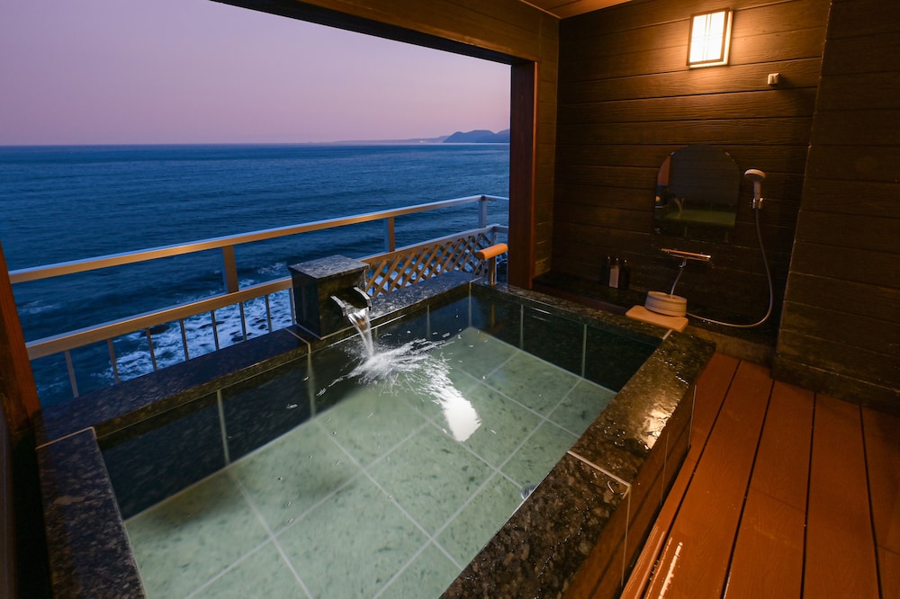 トラディショナル 4 人部屋 | 稲取東海ホテル湯苑