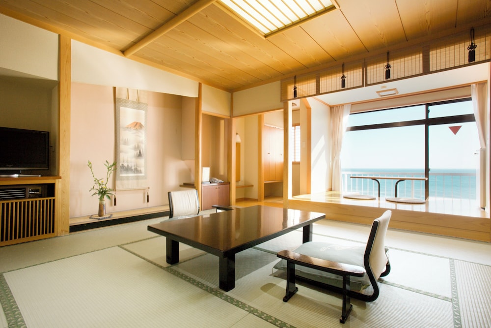 デラックス 4 人部屋 | 稲取東海ホテル湯苑