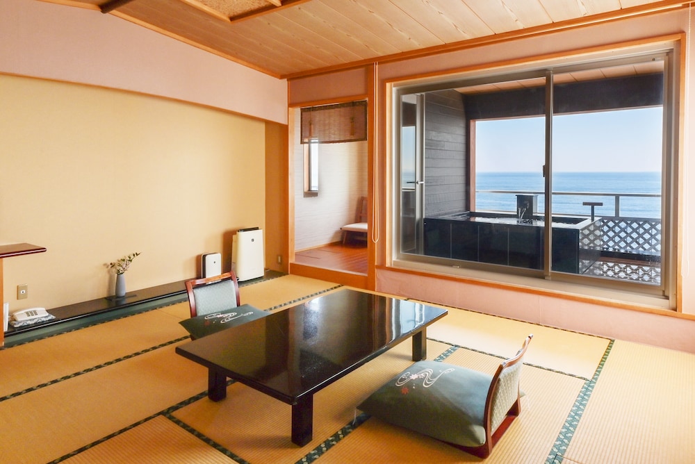 トラディショナル 4 人部屋 客室2 | 稲取東海ホテル湯苑