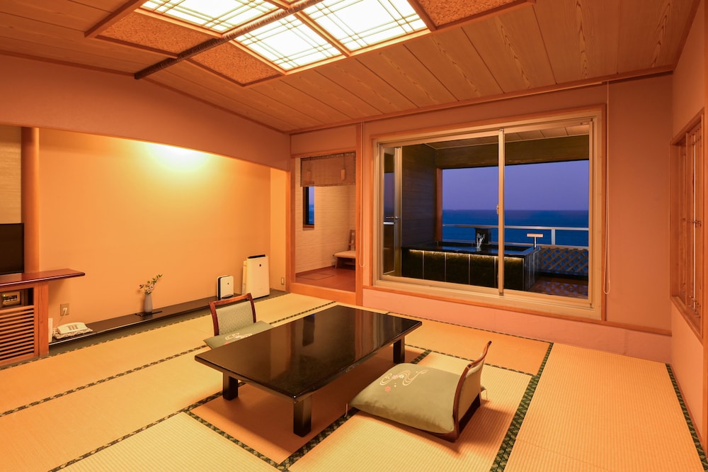 トラディショナル 4 人部屋 バスルーム0 | 稲取東海ホテル湯苑