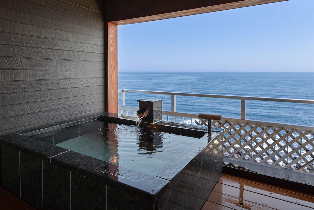 トラディショナル 4 人部屋 バスルーム1 | 稲取東海ホテル湯苑