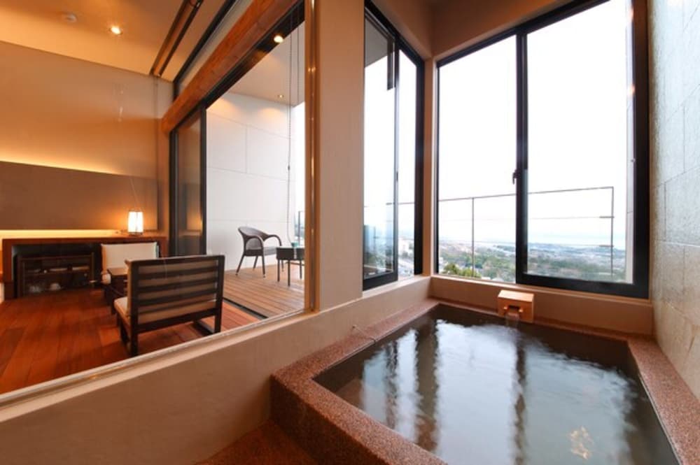 半露天風呂付き和洋室　1F バスルーム1 | SEKIYA RESORT テラス御堂原