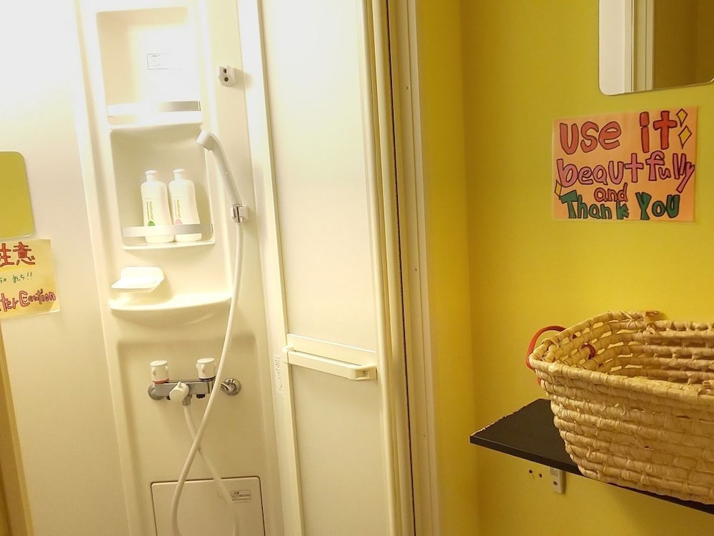 ツインルーム バスルームのシャワー0 | 福岡ゲストハウス リトルアジア小倉