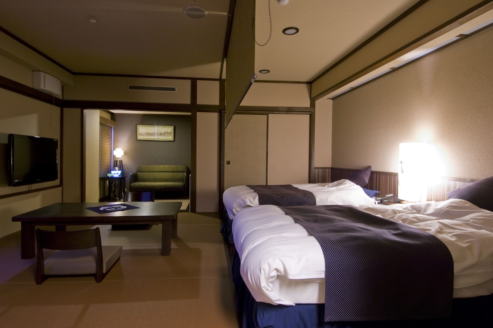 和洋室 藍の美路 (12.5畳ツイン) [バス・トイレ付き] 禁煙 | 昔心の宿 金みどり