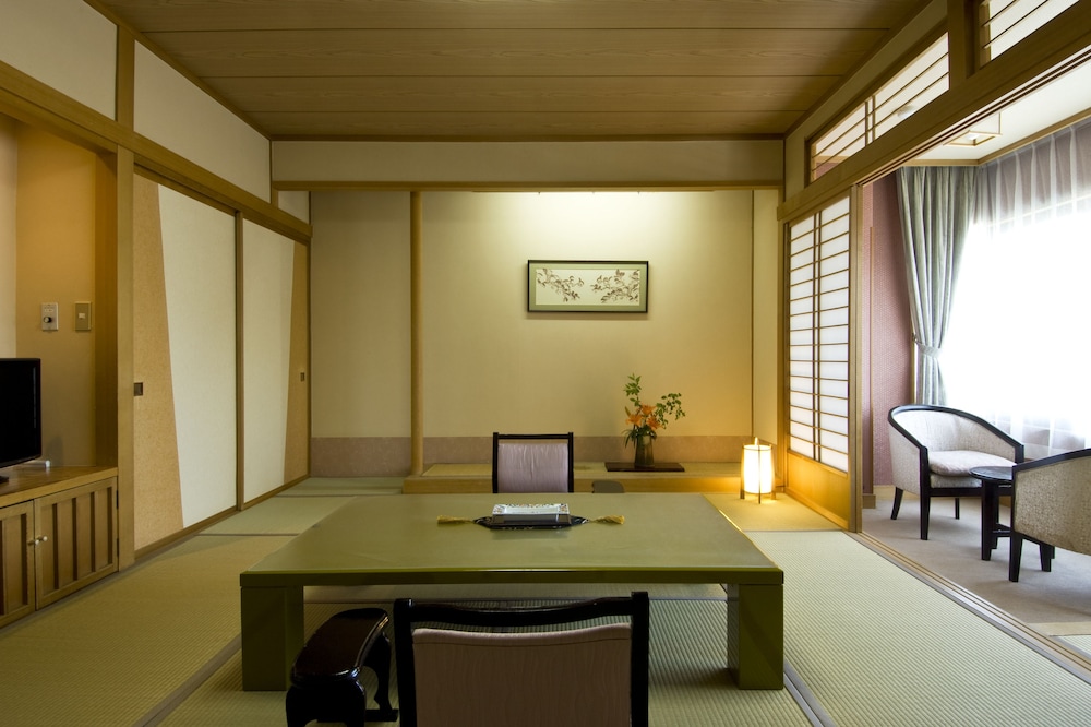 和室 錦 10畳+2畳椅子付 [シャワーブース・トイレ付き] 禁煙 | 昔心の宿 金みどり