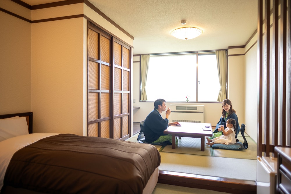 [和洋室] ツインベッド+和室６畳 客室2 | 八幡平マウンテンホテル