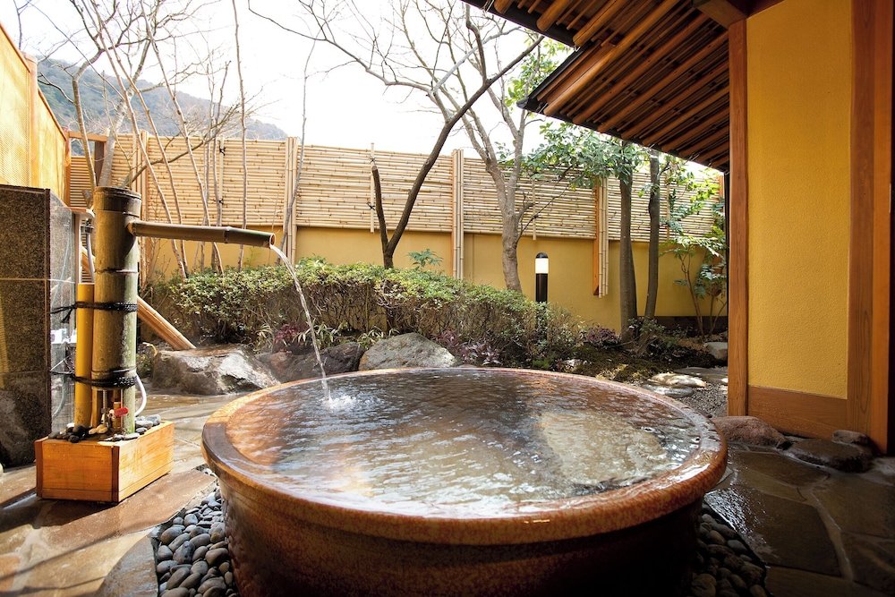 Japanese-style room with open-air bath (8 tatami mats + twin bed) | 湯布院 山灯館