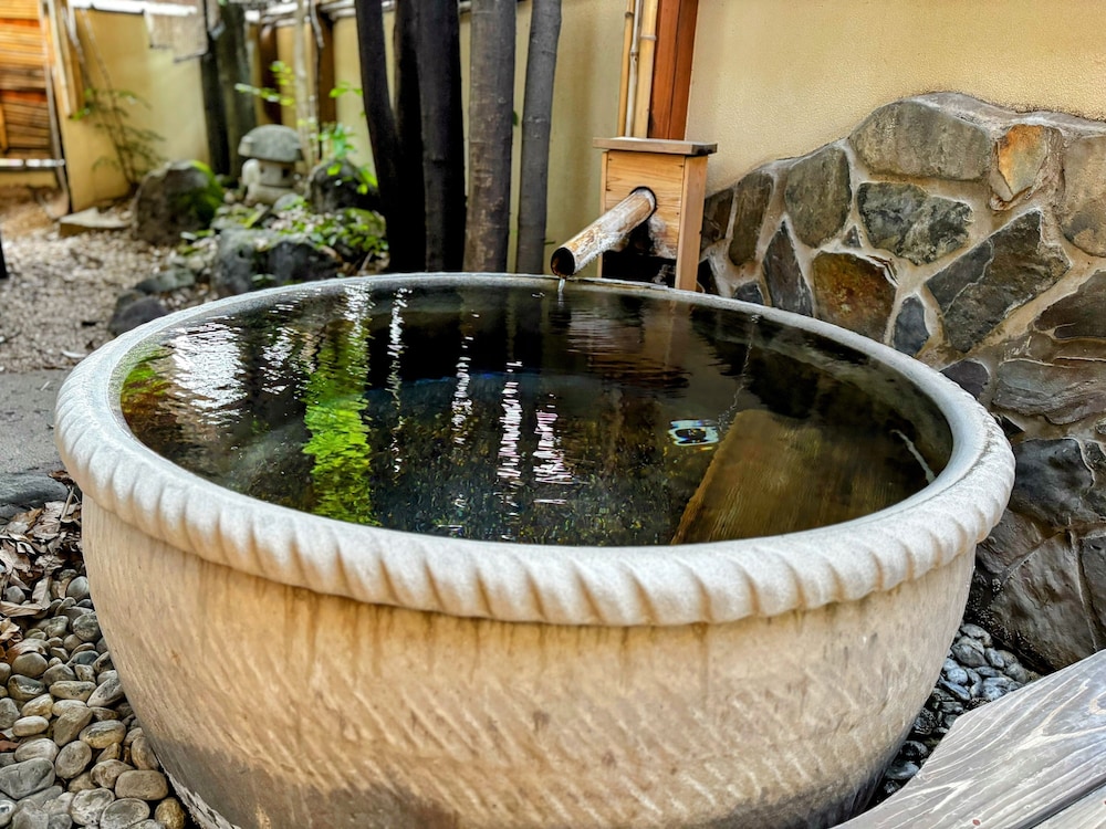 露天風呂付き和室8畳 バスルーム1 | 湯布院 山灯館
