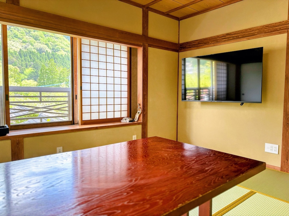 ファミリー ルーム 客室内のダイニングエリア0 | 湯布院 山灯館