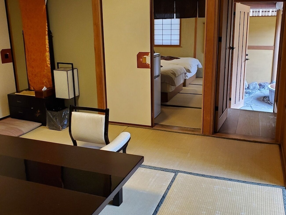 Japanese-style room with open-air bath (8 tatami mats + twin bed) 客室2 | 湯布院 山灯館