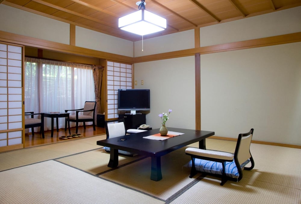 和室 (10畳一間) リビングルーム0 | 湯布院 山灯館