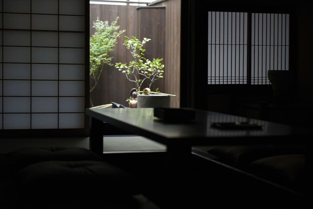 一棟貸し　町家　（シングルベッド2台　布団3式） リビング エリア4 | 藏や 大宮島原