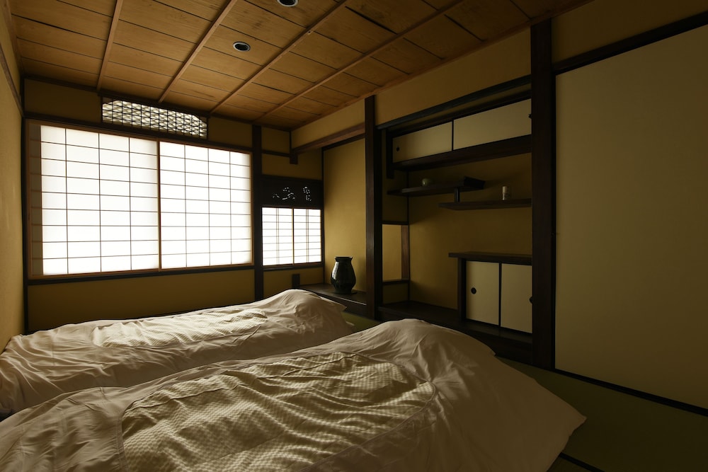 一棟貸し　町家　（シングルベッド2台　布団3式） 客室3 | 藏や 大宮島原