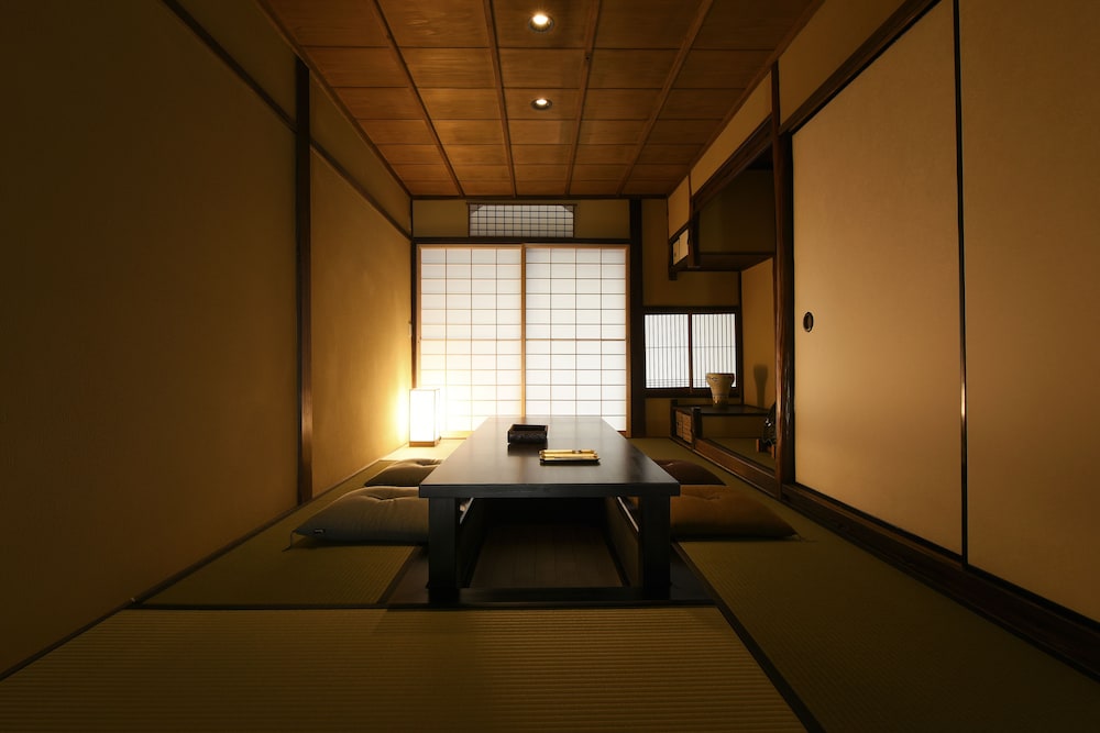 一棟貸し　町家　（シングルベッド2台　布団3式） リビング エリア1 | 藏や 大宮島原