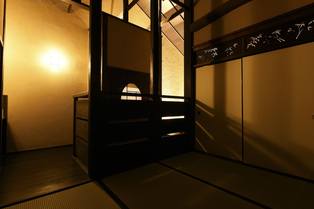 一棟貸し　町家　（シングルベッド2台　布団3式） リビング エリア3 | 藏や 大宮島原