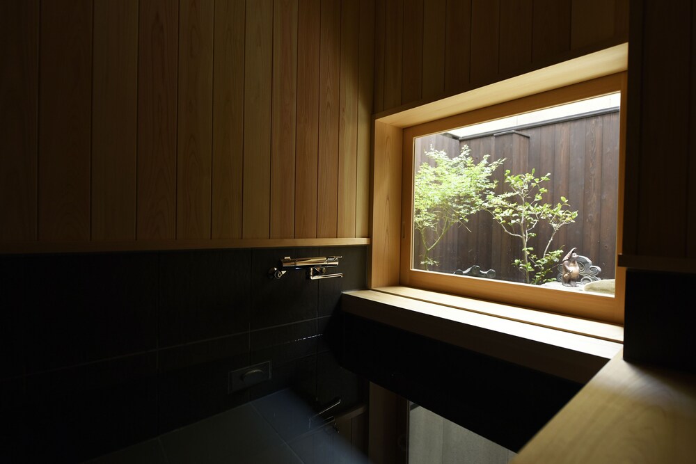 一棟貸し　町家　（シングルベッド2台　布団3式） 深めの浴槽2 | 藏や 大宮島原
