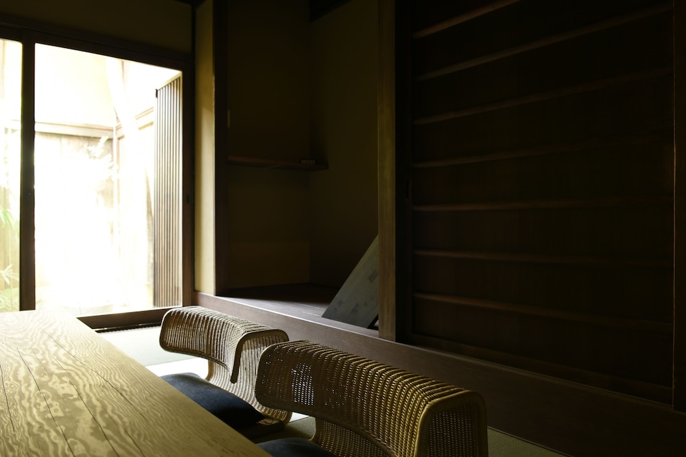 一棟貸し　町家　（シングルベッド2台　布団3式） リビング エリア5 | 藏や 清水五条