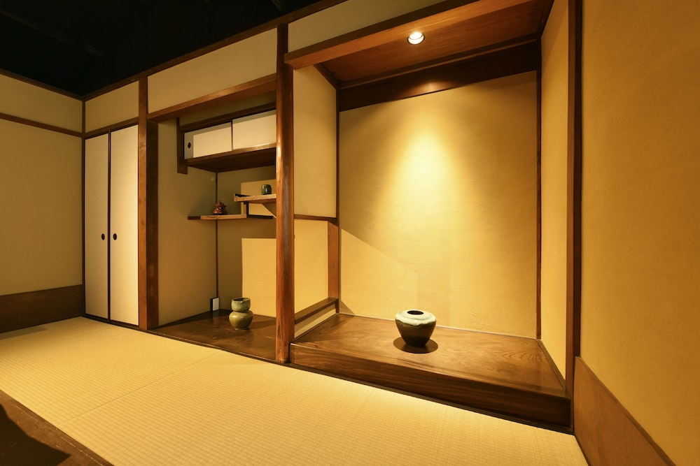 一棟貸し　町家　（シングルベッド2台　布団3式） リビングルーム0 | 藏や 清水五条